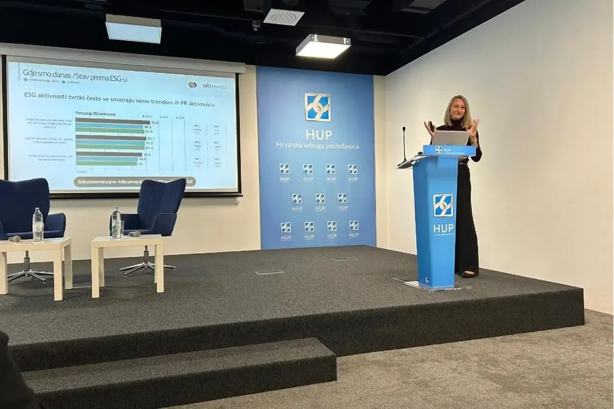 Irena Starman Frančić govori s govornice na konferenciji Hrvatske udruge poslodavaca (HUP)