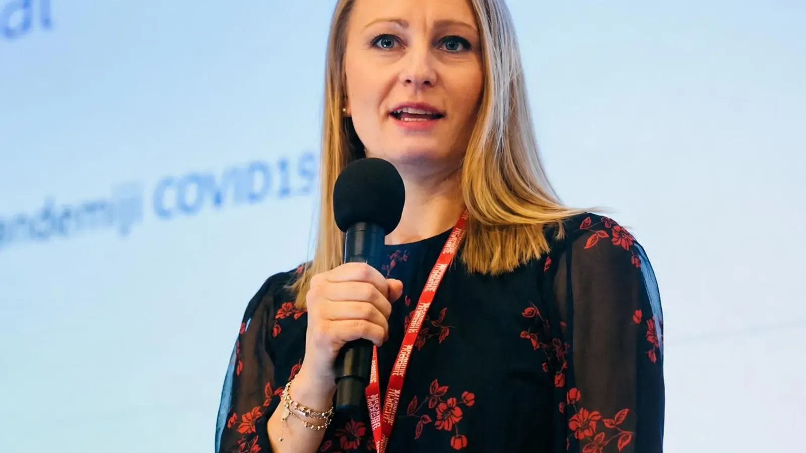 Irena Starman Frančić govori s mikrofonom na konferenciji